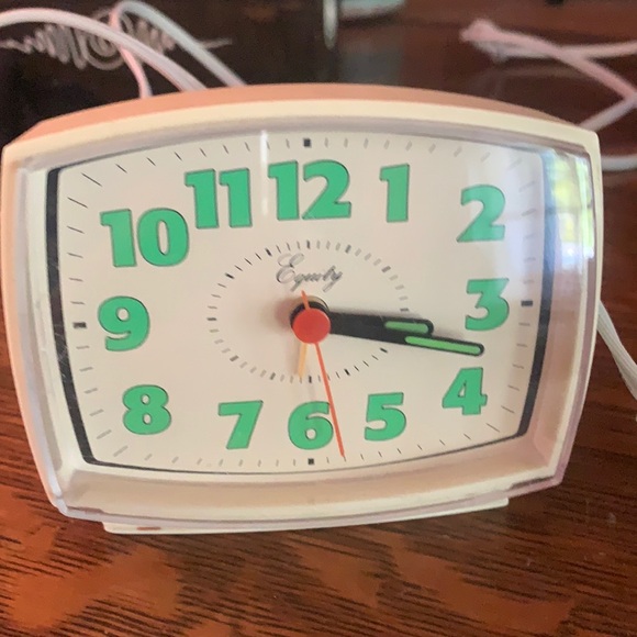 Clock equity vintage letters glow in dark - Picture 1 of 4